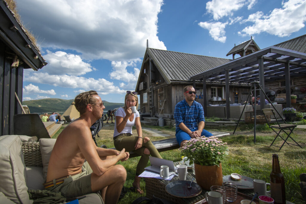 Godt å vere til på setertunet ein varm sommardag. Folk kosar seg med kaffe.