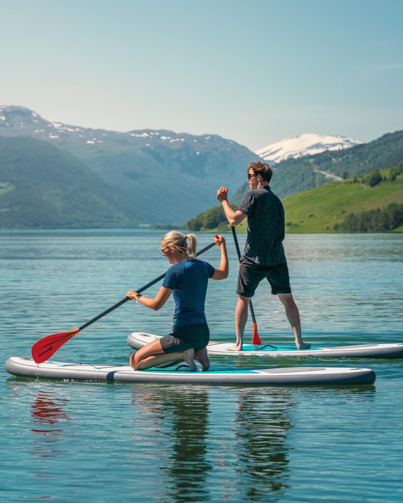 Personar på Jetboard på Vågåvatnet