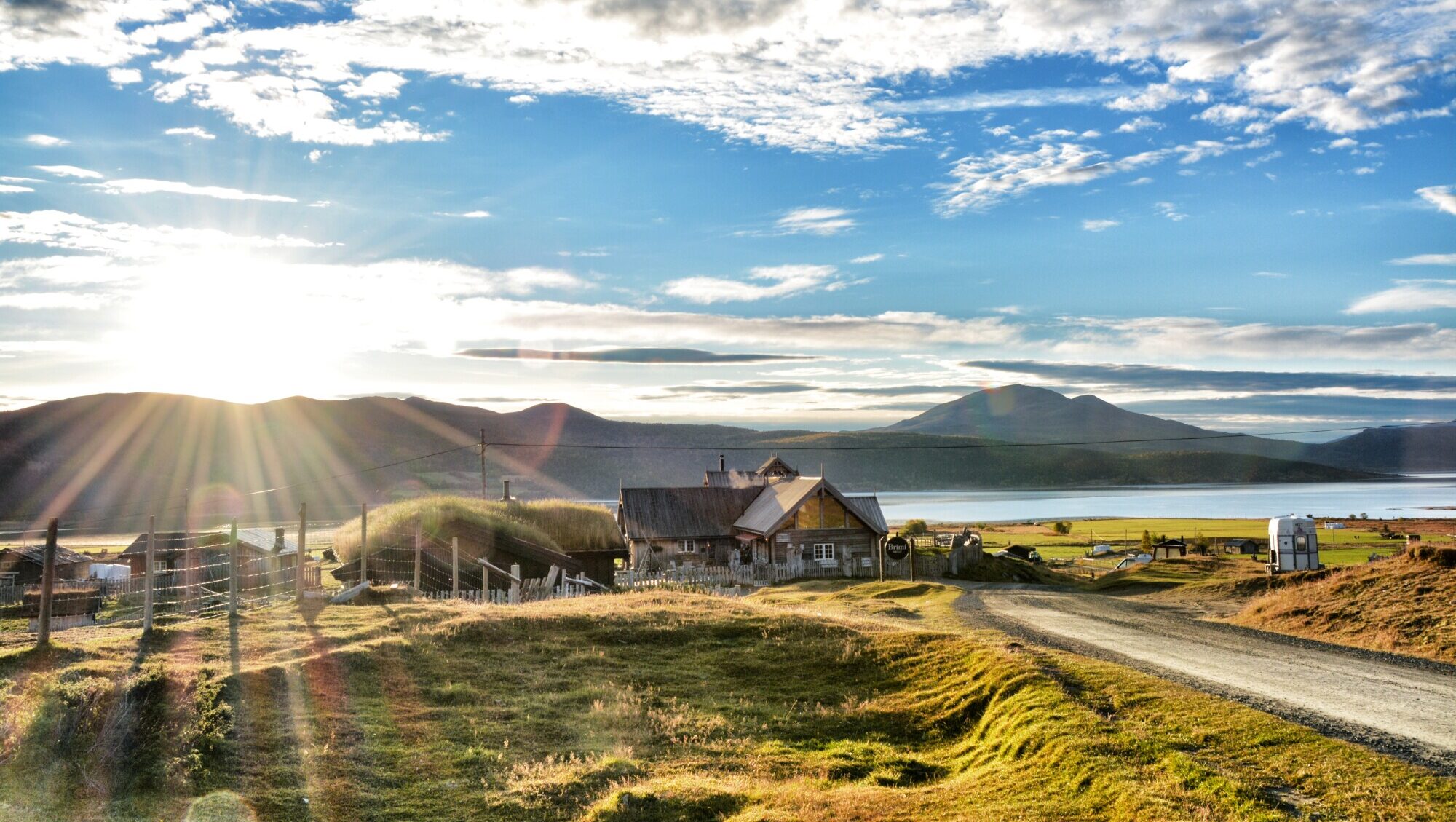 Brimi sæter speglar seg i sol ein vårmorgon.