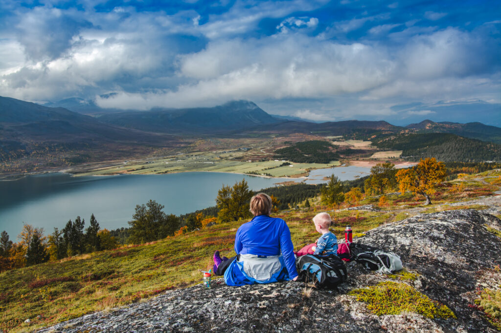 Mor og son nyt utsikta frå Veslvassfjellet mot Nordsetrene og Brimi Seter