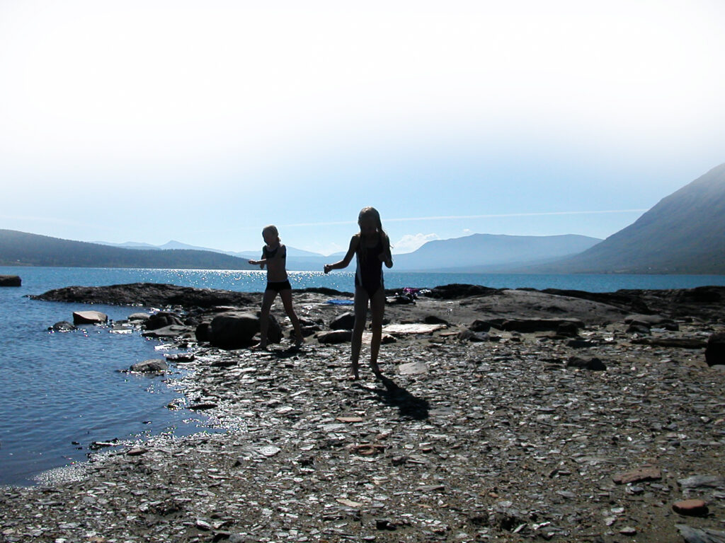 2 jenter frå Brimi Seter badar i Tessevatnet ein varm sommardag 